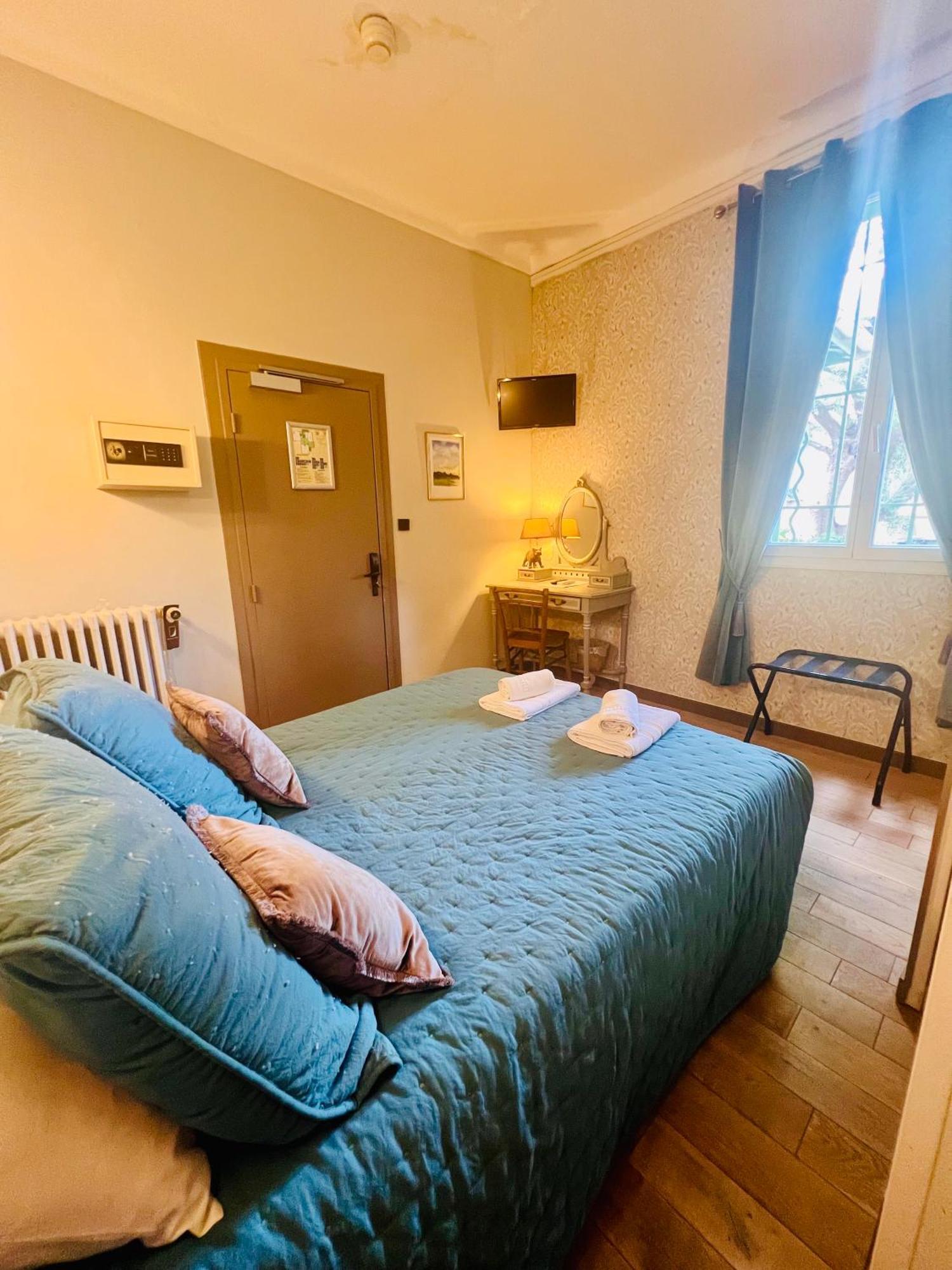 Hotel Le Ponteil อองทีบส์ ภายนอก รูปภาพ