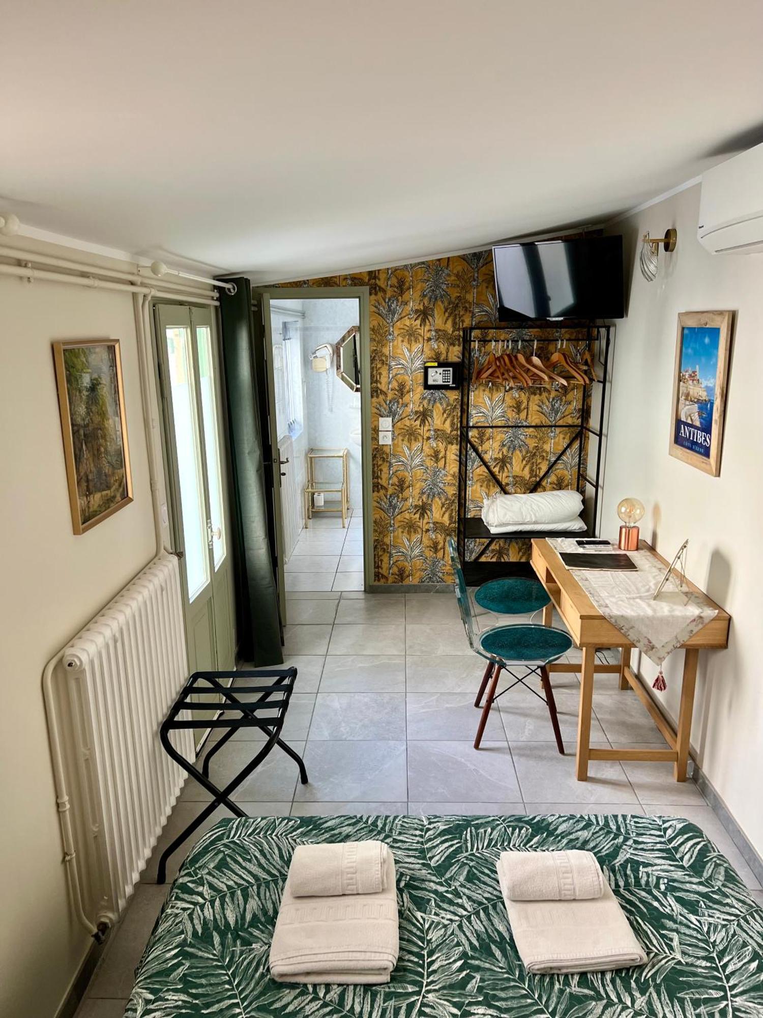 Hotel Le Ponteil อองทีบส์ ภายนอก รูปภาพ
