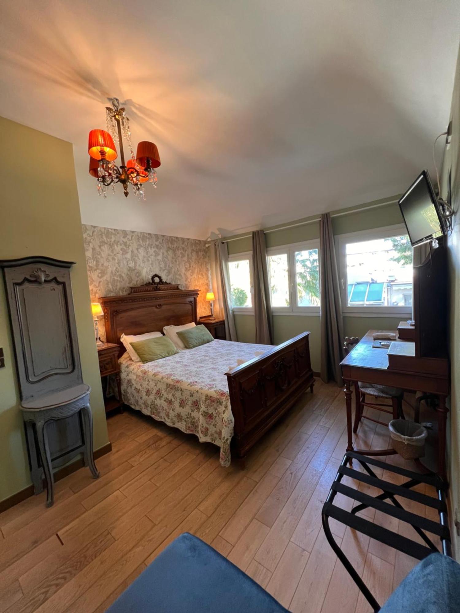 Hotel Le Ponteil อองทีบส์ ภายนอก รูปภาพ