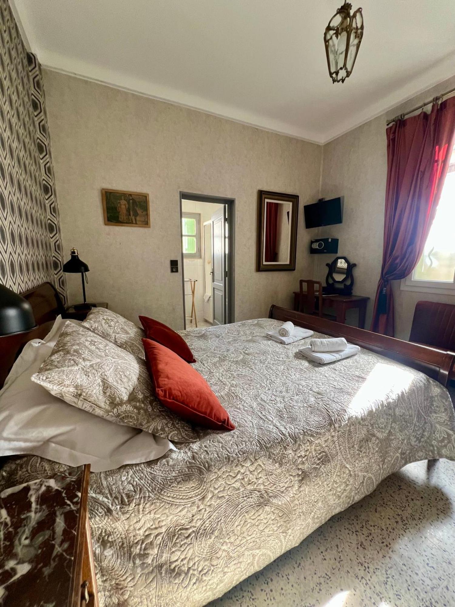 Hotel Le Ponteil อองทีบส์ ภายนอก รูปภาพ