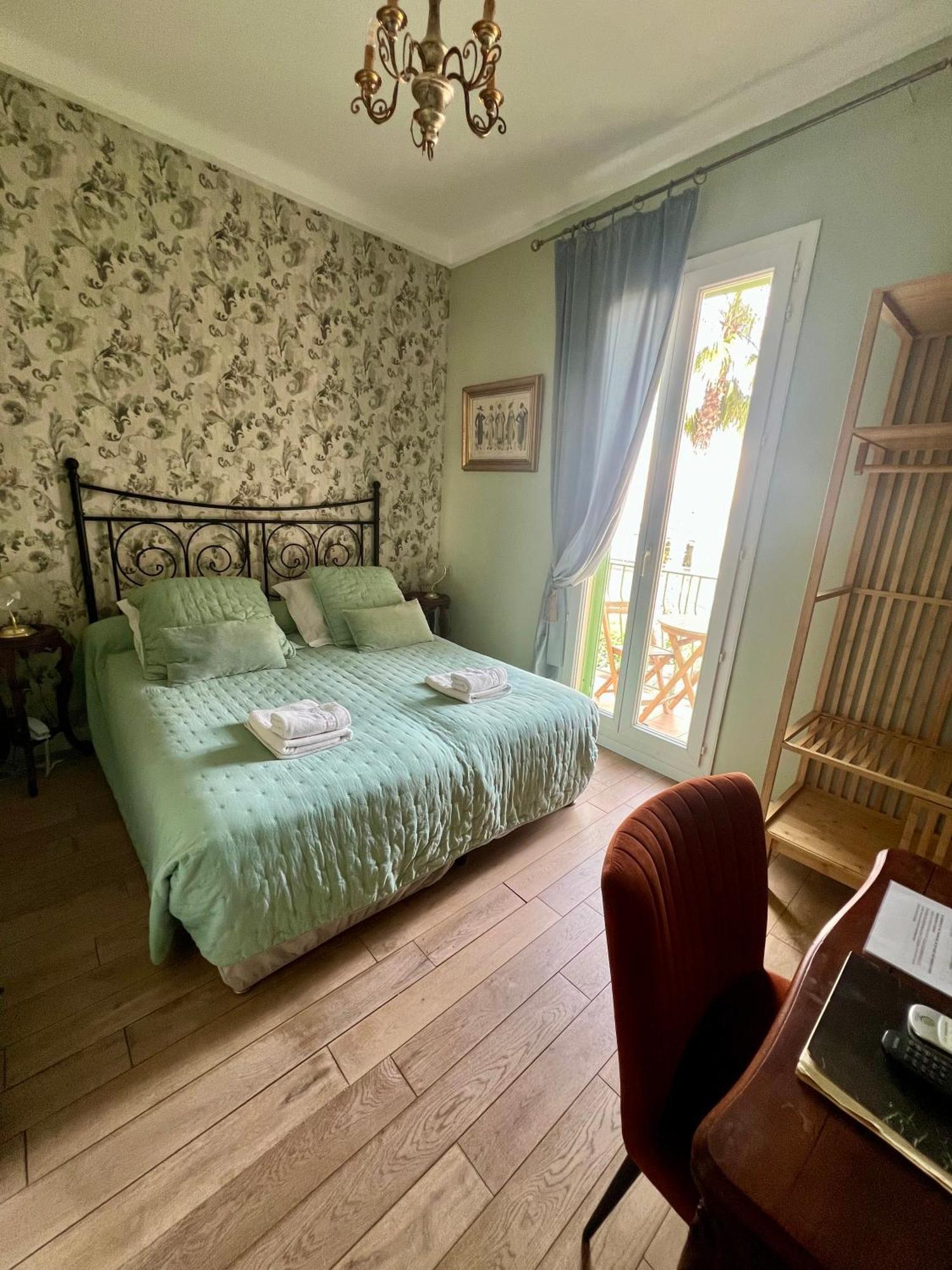 Hotel Le Ponteil อองทีบส์ ภายนอก รูปภาพ