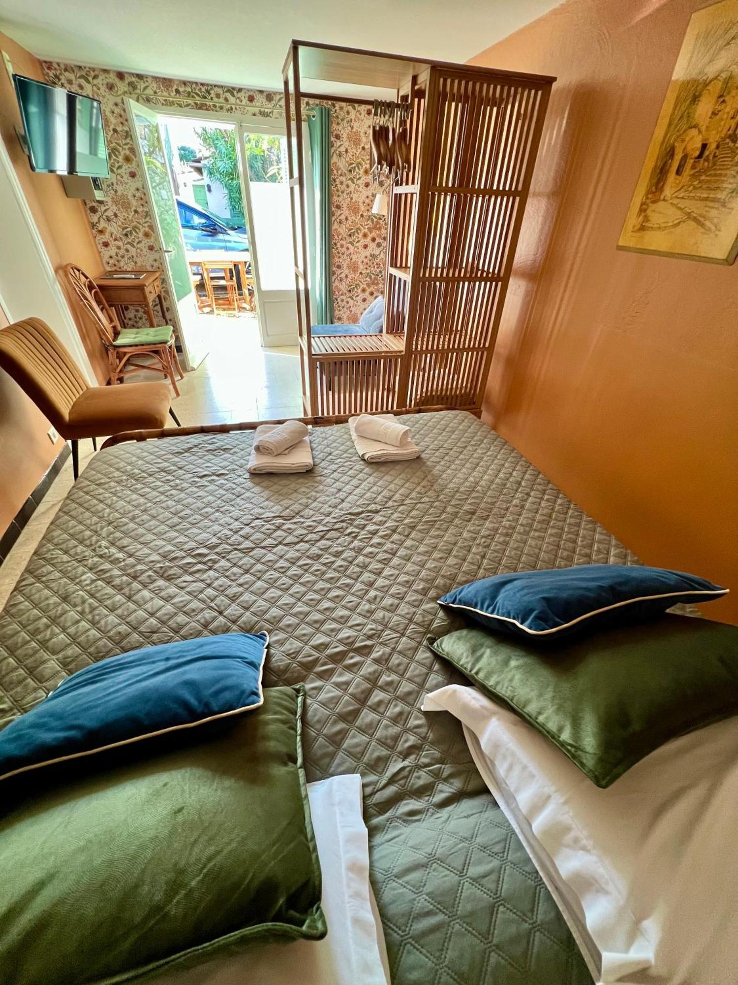 Hotel Le Ponteil อองทีบส์ ภายนอก รูปภาพ